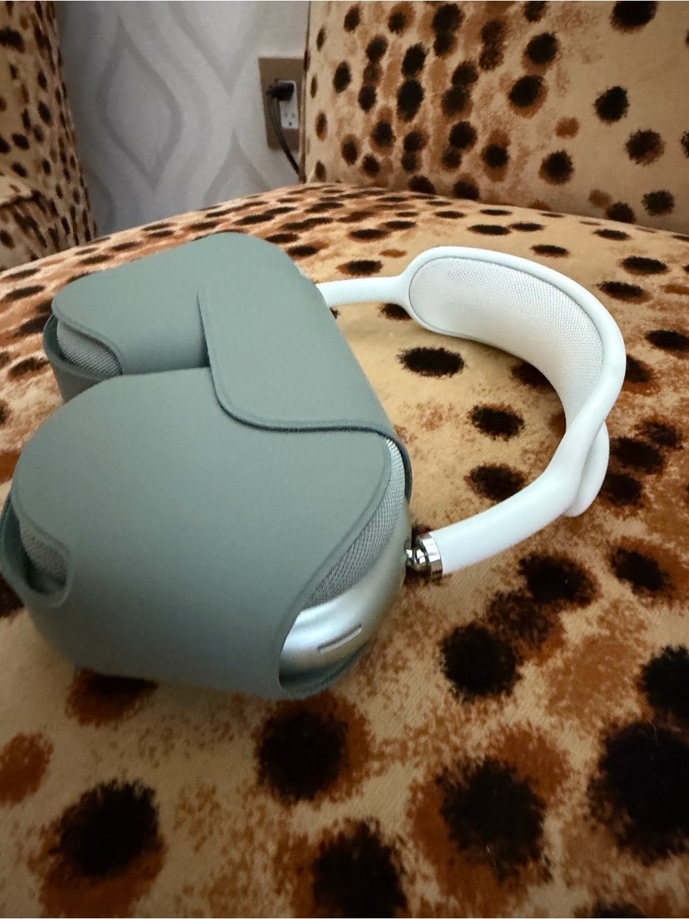 APPLE AIRPODS MAX in Sage Green and White 2024